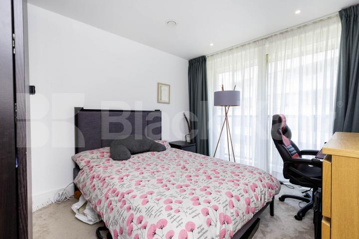 Stylish and modern 2 bedroom 2 bathroom apartment with south facing balconies  Market Road, Islington